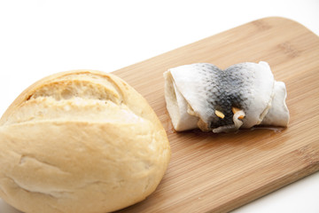 Rollmops mit Brötchen