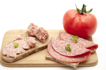 Wurstbrote und Tomate