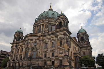 Fototapeta na wymiar Duomo di Berlino visto dal fiume Sprea