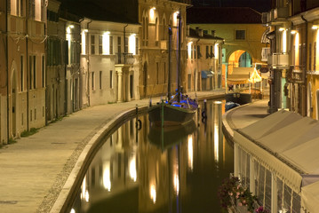 Fototapeta na wymiar Comacchio, noc na kanale