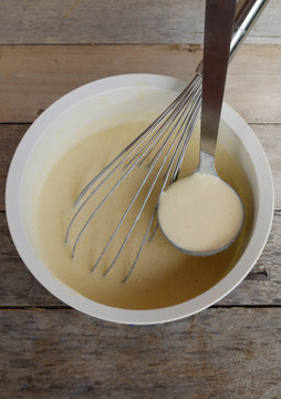 pr&eacute;paration de la p&acirc;te &agrave; cr&ecirc;pes