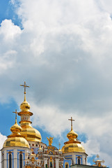 Fototapeta na wymiar Kopuła cerkwi i błękitne niebo z chmurami