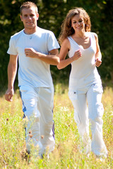 couple qui court dans la nature - sport