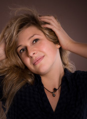 Obraz premium jeune femme blonde - fond marron