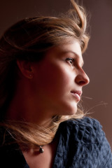 profil d'une jeune femme cheveux au vent - obrazy, fototapety, plakaty