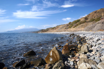 Fototapeta na wymiar Kamienie w wodzie na wybrzeżu Morza Czarnego na Krymie. Ukraina.