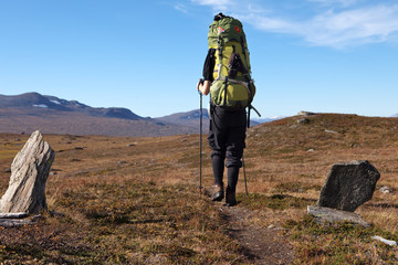 Naklejka premium Wanderin auf dem Padjelantaleden in Lappland