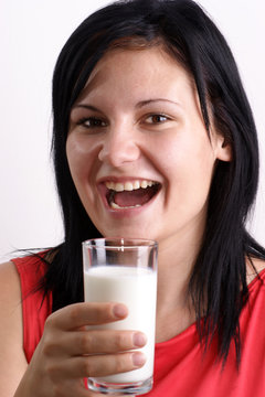 junge Frau trinkt Milch aus einem Glas