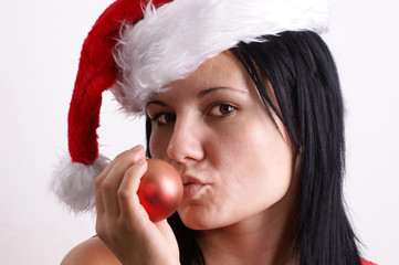 eine junge Frau trägt eine Weihnachtsmütze