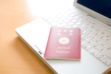 ノートパソコンとパスポート