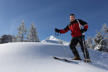 Jeune homme sur des skis à la neige