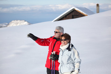 Homme et femme seniors à la neige