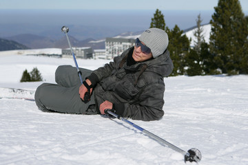 Fototapeta na wymiar Homme étendu dans la neige avec des skis aux pieds