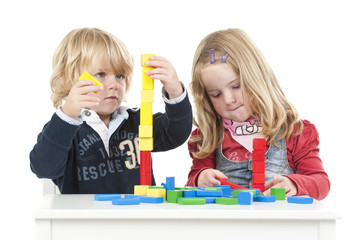 Kinder spielen mit Bauklötzen