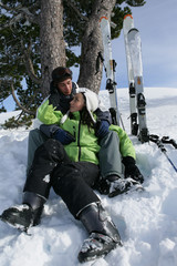 Fototapeta na wymiar Couple se regardant assis dans la neige