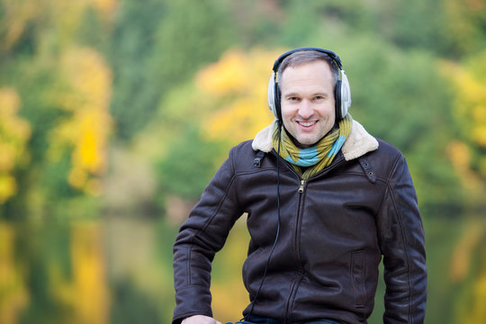 mann mit kopfhörer in der natur