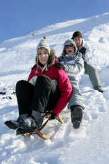Fototapeta na wymiar Jeunes femmes faisant de la luge à la neige