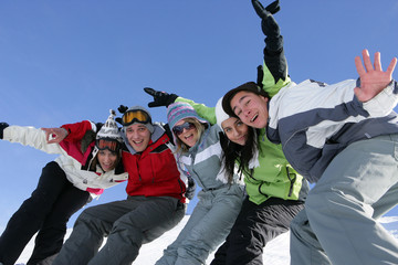 Groupe de jeunes à la neige
