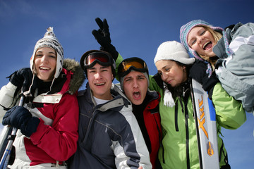 Groupe de jeunes à la neige