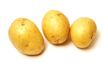 drei rohe Kartoffeln