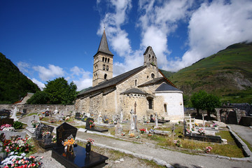 Iglesia y cementerio de Arties