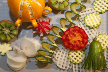 Obst und Gemüse dekorativ angerichtet