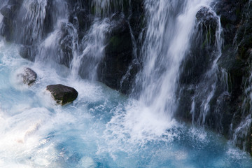 清流と白ひげの滝