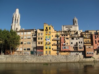 Obraz premium CASAS COLGANTES Y EL RIO ONYAR EN GERONA