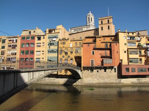 CASAS COLGANTES EN EL RIO ONYAR (GERONA)