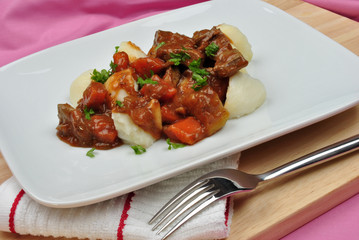 Wildlebergulasch auf Salzkartoffeln