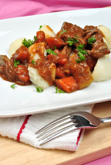 Wildlebergulasch auf Salzkartoffeln