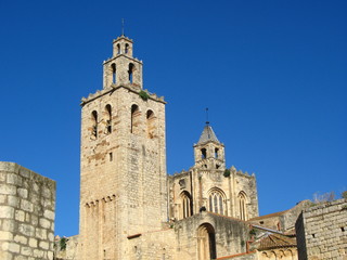 Fototapeta na wymiar Campanario del monasterio de Sant Cugat del Vallés 2