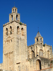 Fototapeta na wymiar Campanario del monasterio de Sant Cugat del Vallés 1