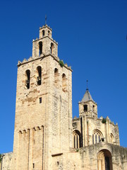 Fototapeta na wymiar Campanario del monasterio de Sant Cugat del Vallés