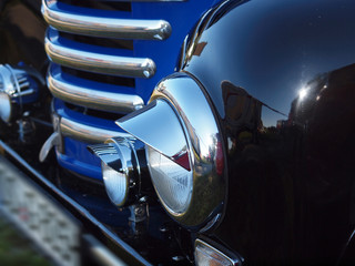 Scheinwerfer mit Chromkappe vom Oldtimer
