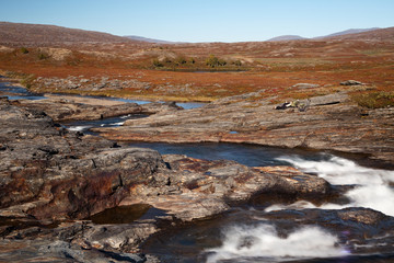 Fototapeta na wymiar na dzikiej rzeki w Laponii