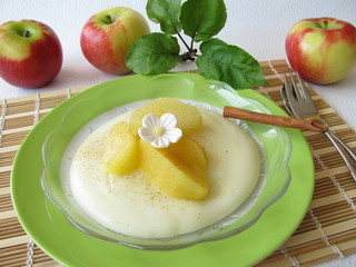 Pudding-Dessert mit Apfelkompott