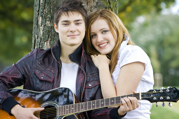 junges Paar spielt Gitarre