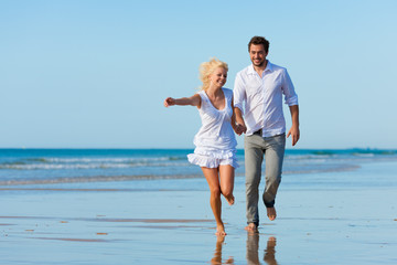 Paar am Strand läuft in großartige Zukunft