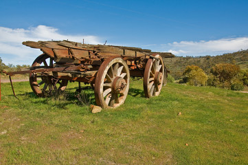 Fototapeta na wymiar old wagon next a farm in australian landscape