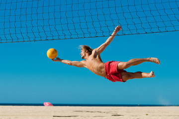 Beachvolleyball - Mann springt nach Ball