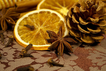 Sternanis, Orangenscheiben und Nelken