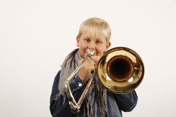 Ein Junge mit seiner Posaune
