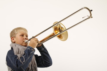 Junior spielt Posaune