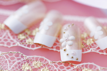 フレンチネイルとレース
