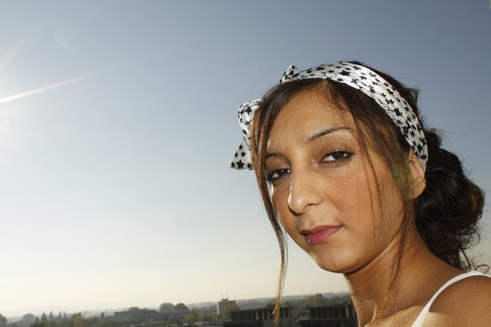 Eine h&uuml;bsche Frau im blauen Himmel