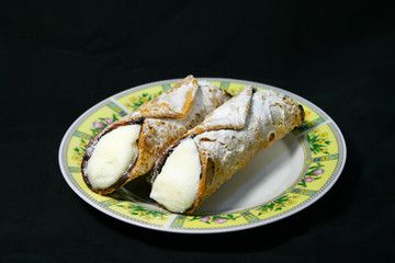 Tipici cannoli siciliani alla ricotta