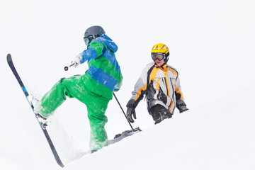 Fototapeta na wymiar Schifahrer und Snowboarder
