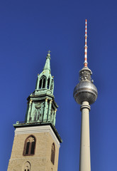 Fototapeta na wymiar Marienkirche i TV Tower, Berlin