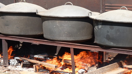 marmites au feu de bois